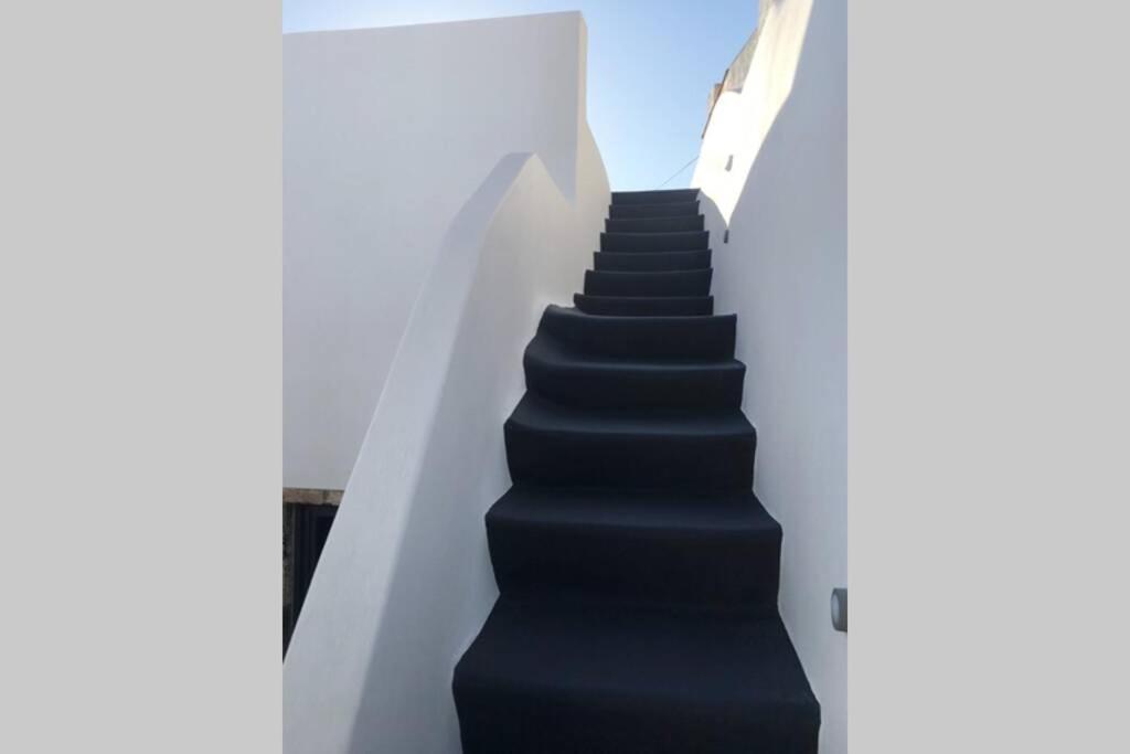 Вилла Santorini Folia Cave House With Jacuzzi Пиргос Экстерьер фото