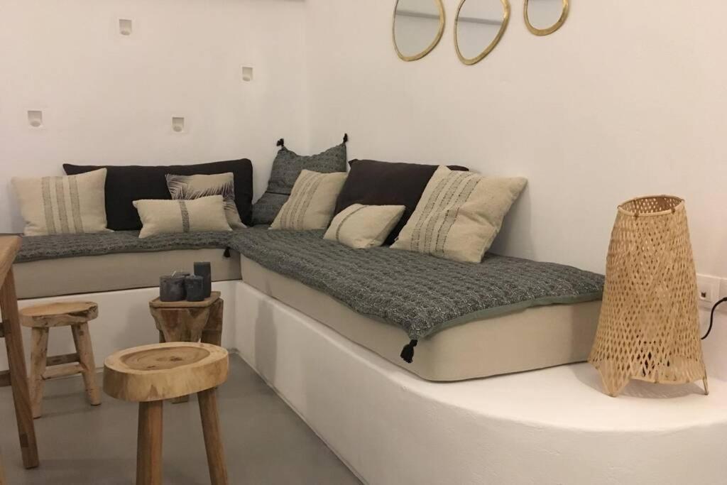 Вилла Santorini Folia Cave House With Jacuzzi Пиргос Экстерьер фото