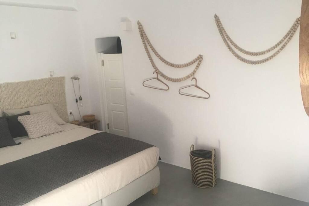 Вилла Santorini Folia Cave House With Jacuzzi Пиргос Экстерьер фото